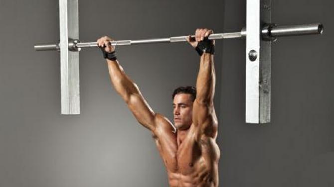 Hur utför man den tvåarmade muskelupp-övningen korrekt?